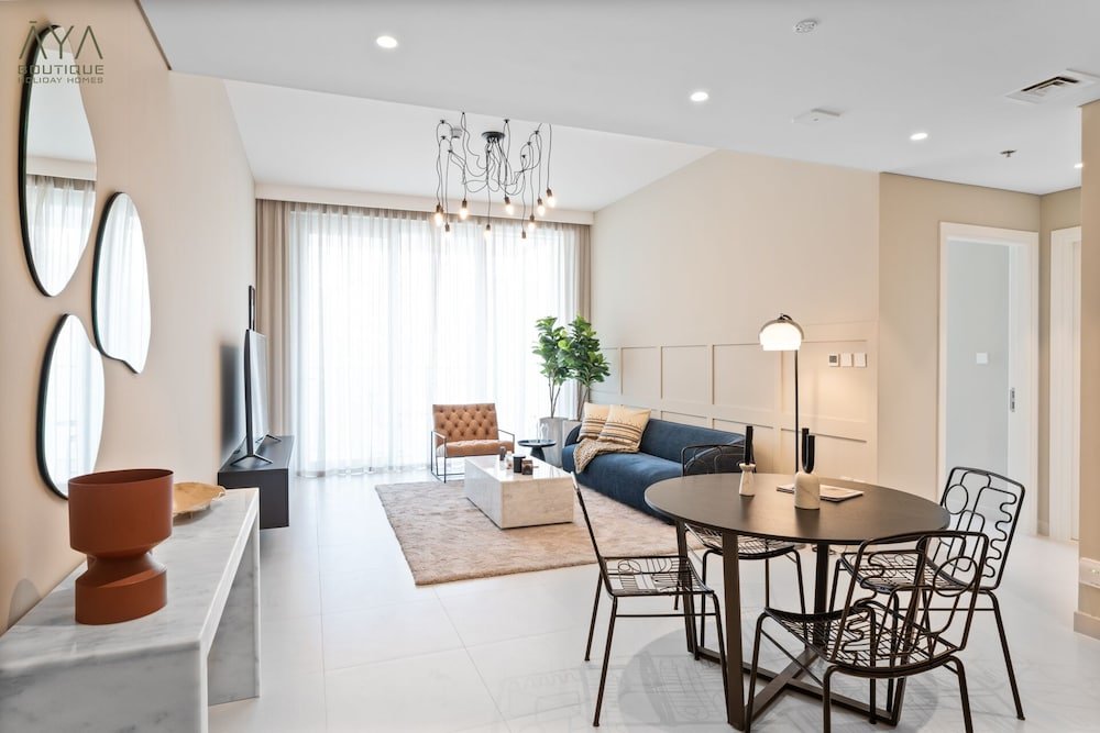 Дубай: Aya - Elegant 1BR Apartment With Balcony and Creek Views