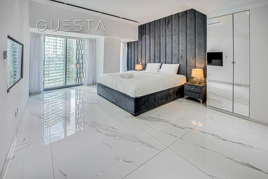 Дубай: Cayan Tower, Dubai Marina
