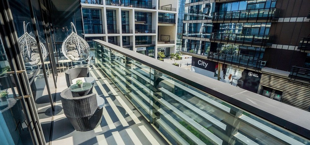 Дубай: Aya - Impeccable 1BR Apartment with Balcony in City Walk