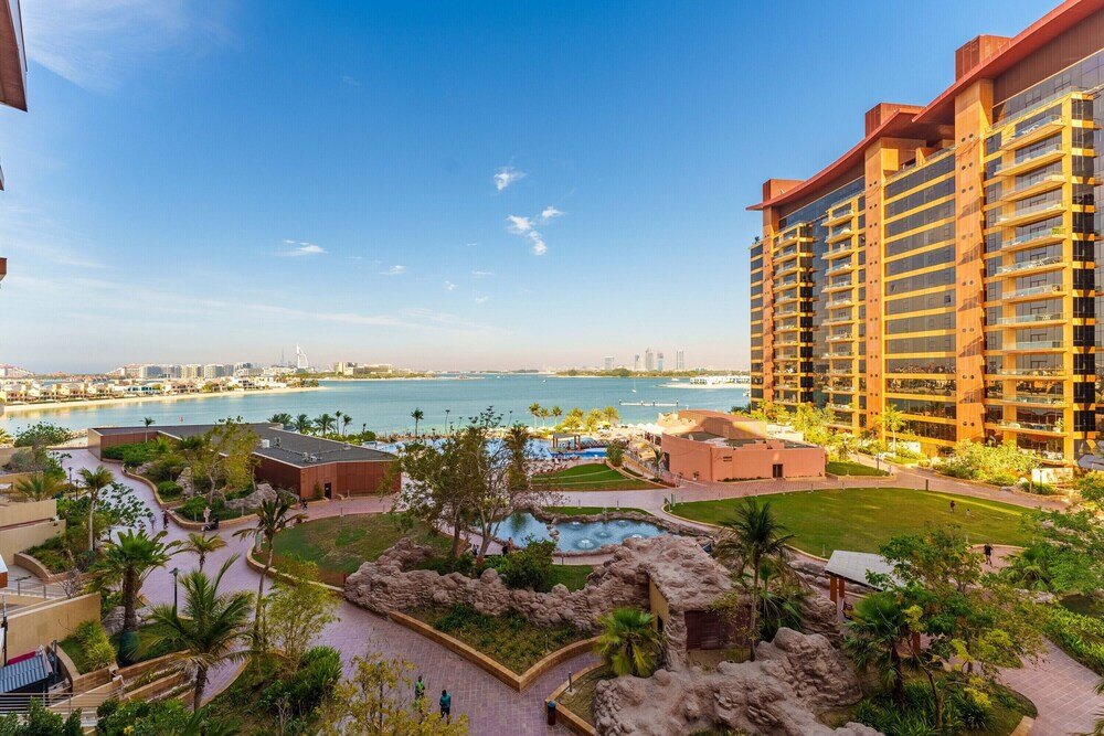 Дубай: Maison Privee - Splendid Apt on The Palm with Stunning Sea Views