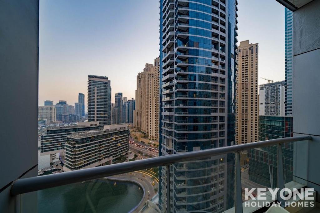 Дубай: KeyOne - 1BR in Bay Central
