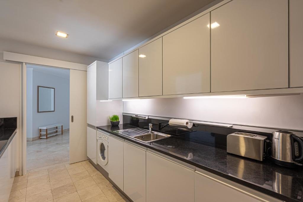 Дубай: HiGuests - Luxurious 1BR in Palms with Private Beach Access