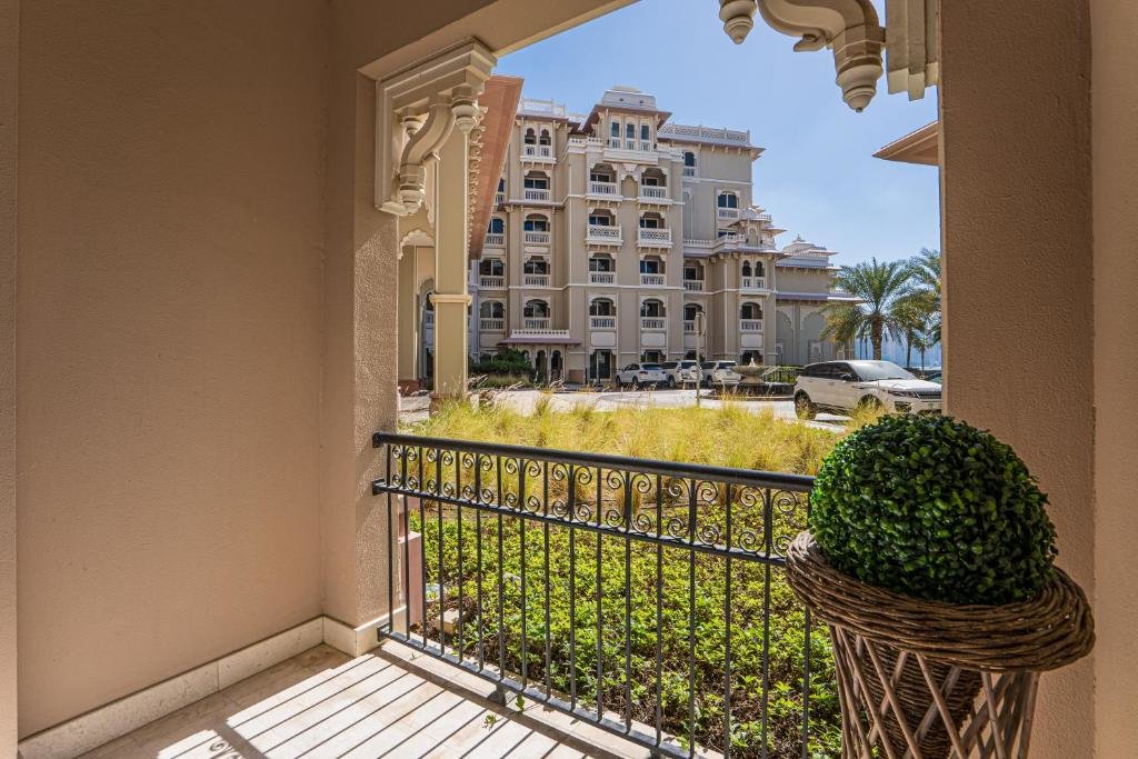 Дубай: HiGuests - Luxurious 1BR in Palms with Private Beach Access