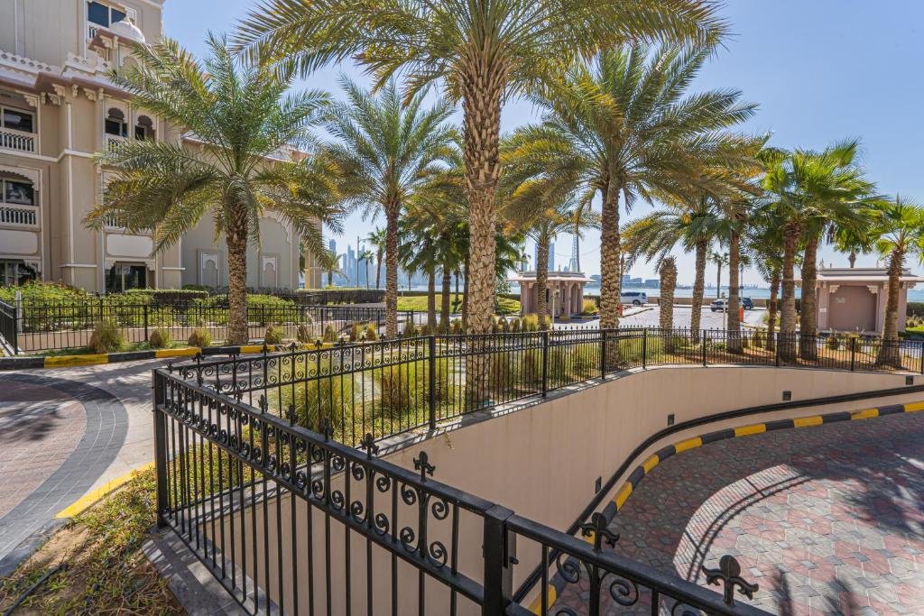 Дубай: HiGuests - Luxurious 1BR in Palms with Private Beach Access