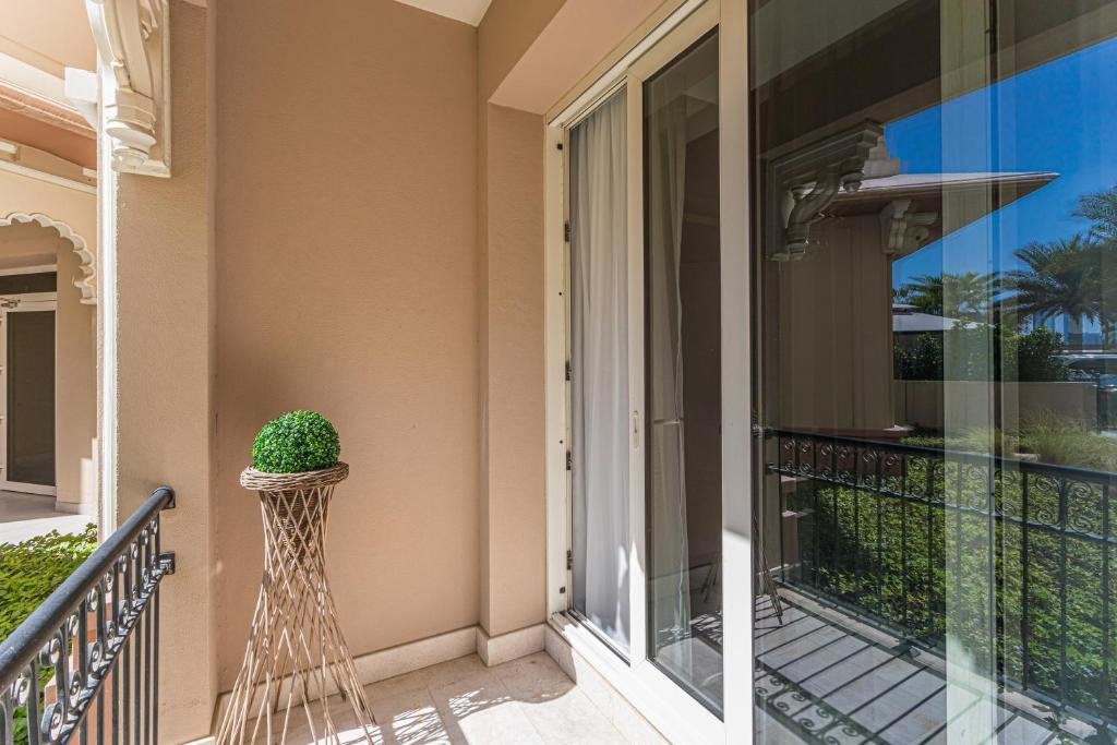 Дубай: HiGuests - Luxurious 1BR in Palms with Private Beach Access
