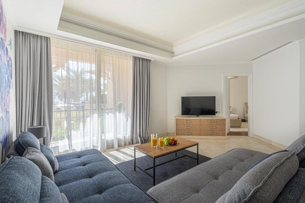 Дубай: HiGuests - Luxurious 1BR in Palms with Private Beach Access
