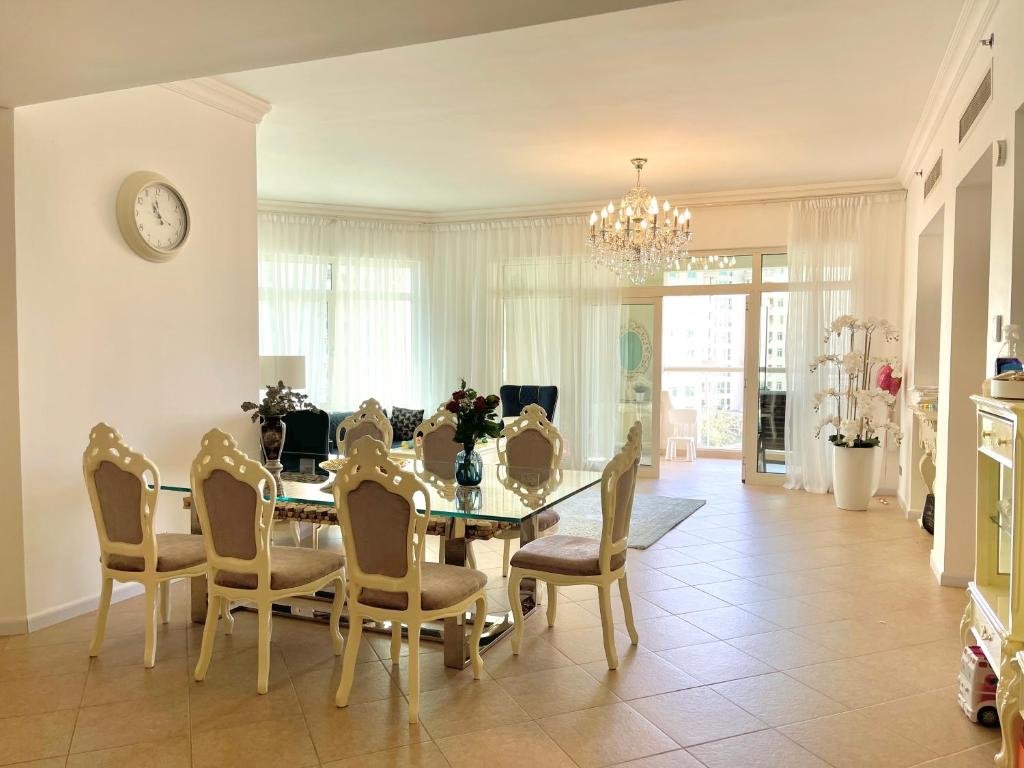 Дубай: Luxury, Spacious, Beachfront, 3BD Apartment with private beach access!