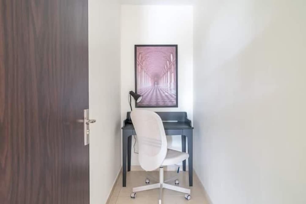 Дубай: Vogue - Spacious 3BHK Greens & Views