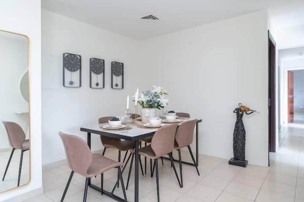 Дубай: Vogue - Spacious 3BHK Greens & Views
