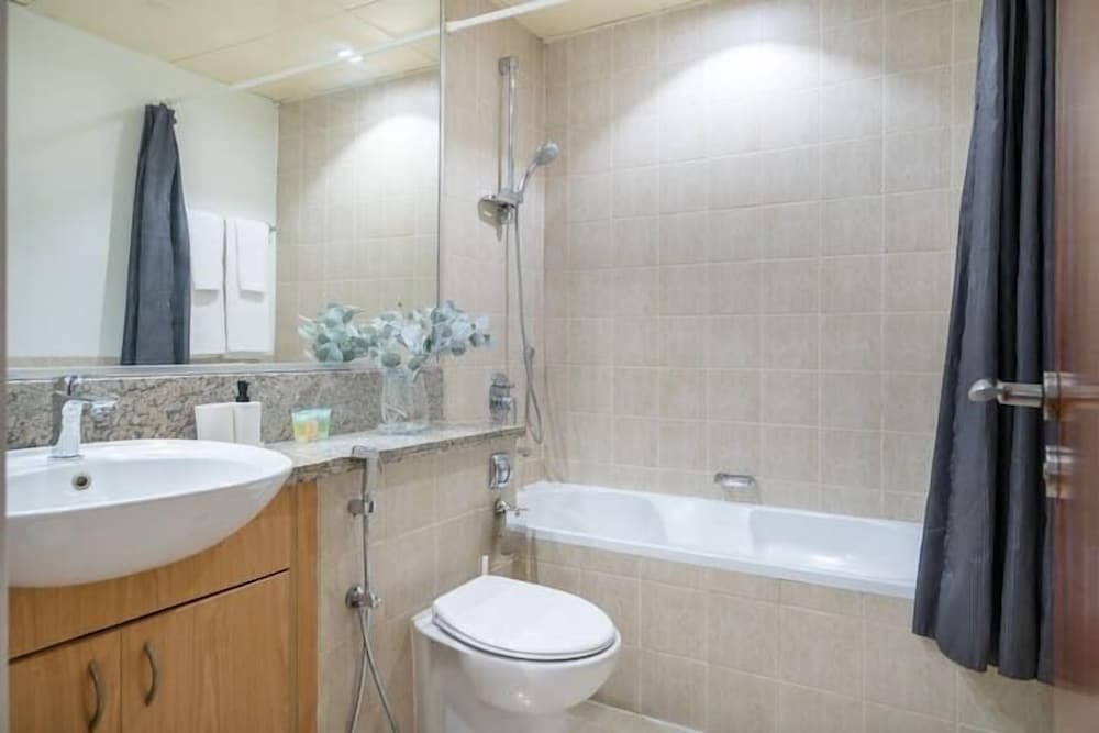 Дубай: Vogue - Spacious 3BHK Greens & Views