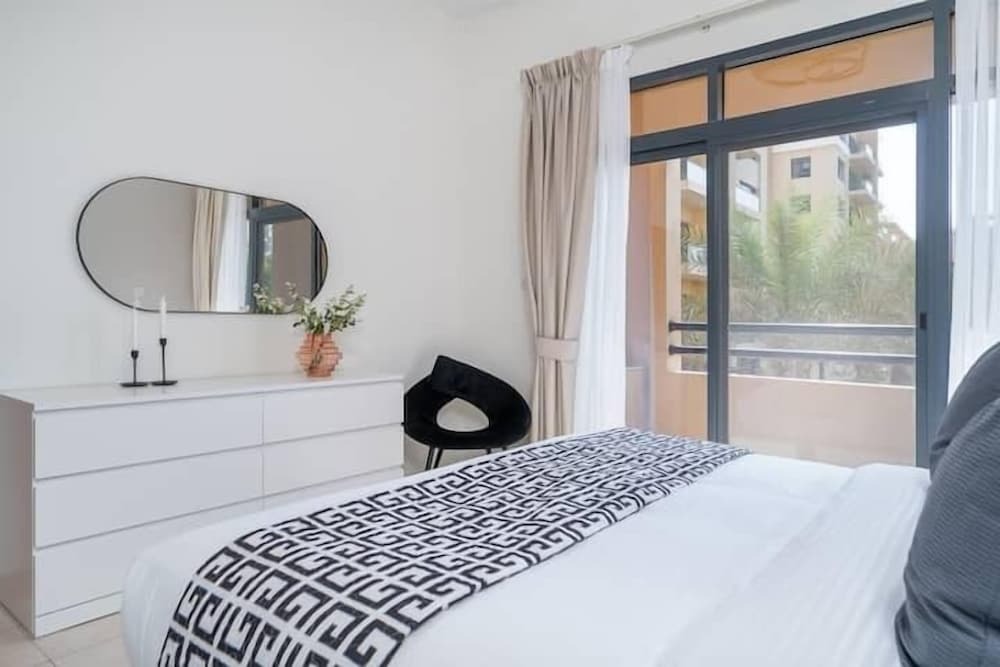 Дубай: Vogue - Spacious 3BHK Greens & Views