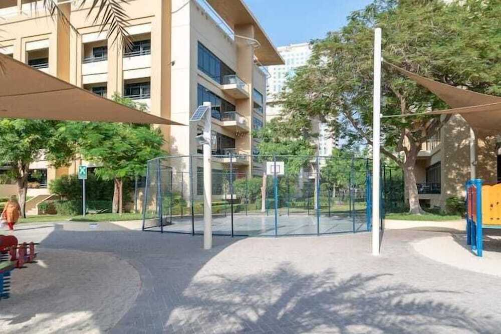 Дубай: Vogue - Spacious 3BHK Greens & Views