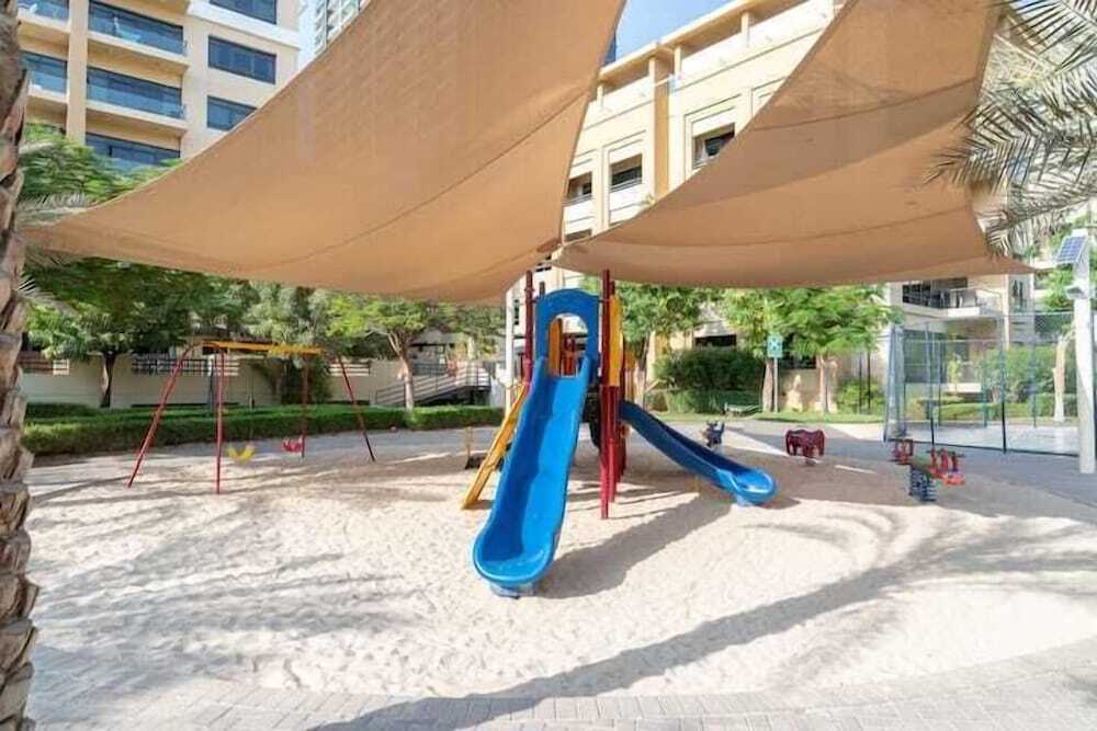 Дубай: Vogue - Spacious 3BHK Greens & Views