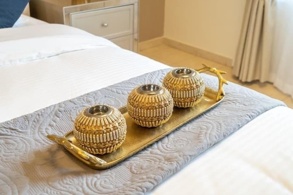 Дубай: Vogue - Spacious 3BHK Greens & Views