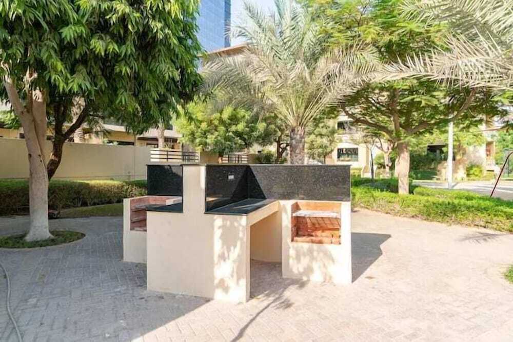 Дубай: Vogue - Spacious 3BHK Greens & Views