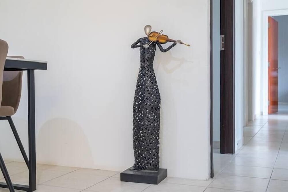Дубай: Vogue - Spacious 3BHK Greens & Views