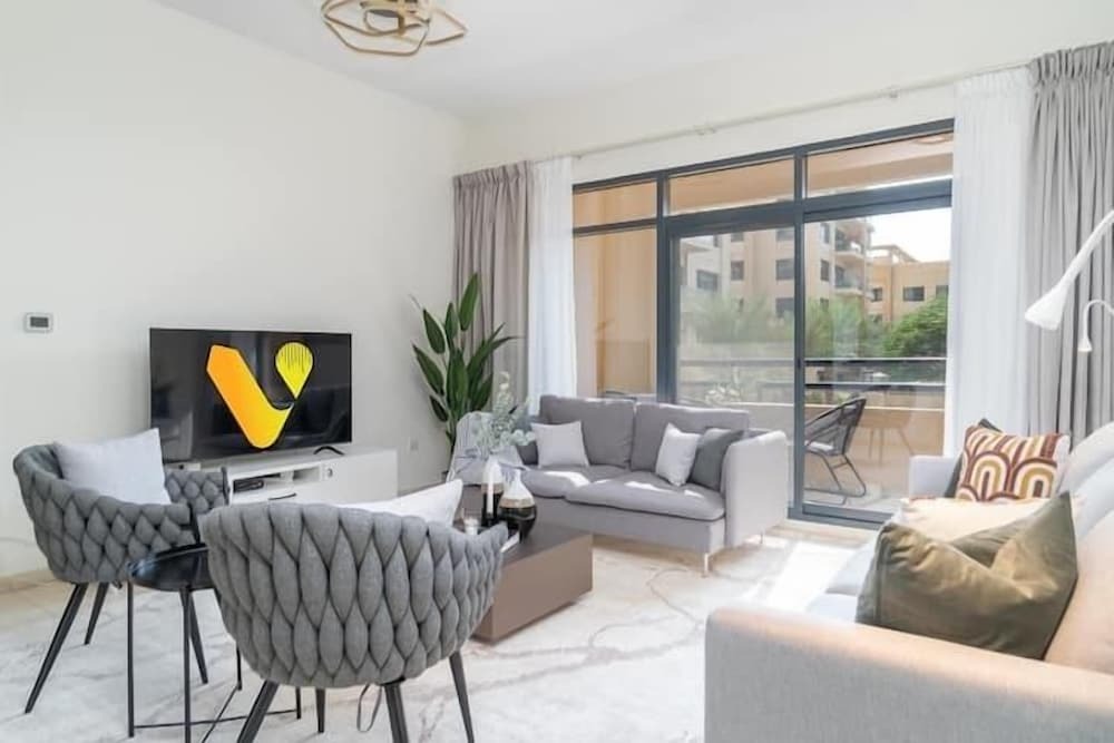 Дубай: Vogue - Spacious 3BHK Greens & Views