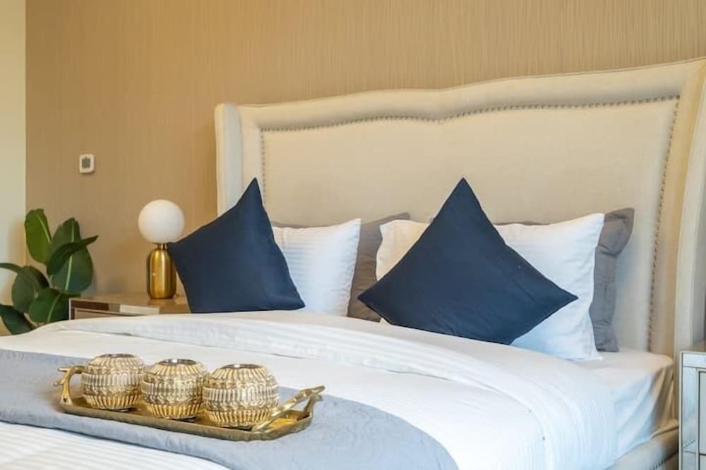Дубай: Vogue - Spacious 3BHK Greens & Views