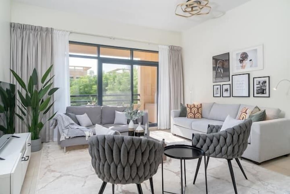 Дубай: Vogue - Spacious 3BHK Greens & Views