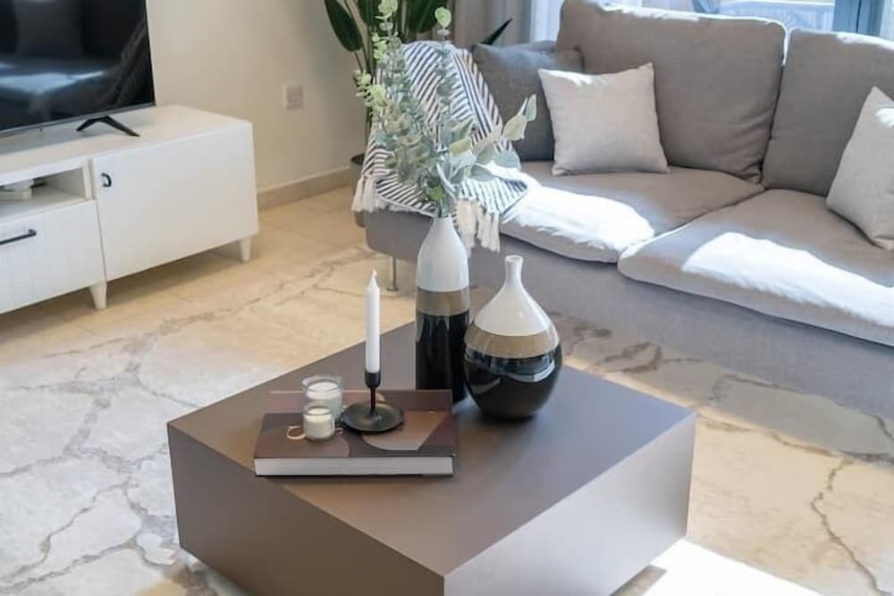 Дубай: Vogue - Spacious 3BHK Greens & Views