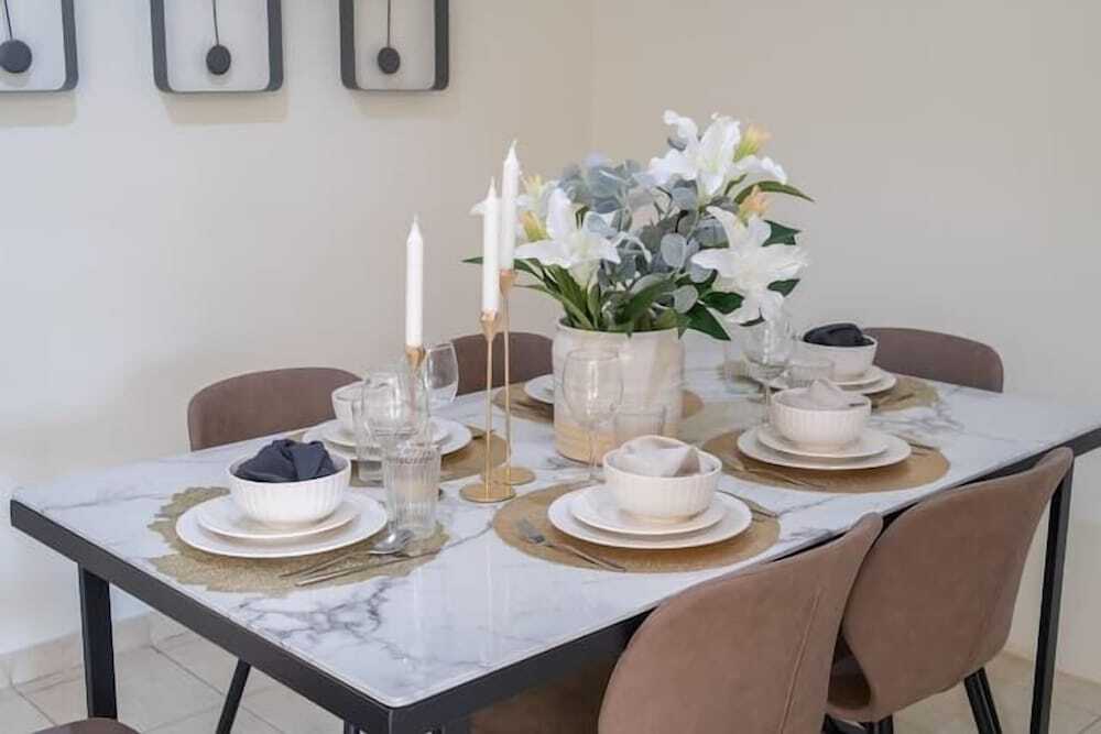 Дубай: Vogue - Spacious 3BHK Greens & Views