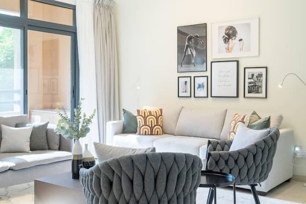 Дубай: Vogue - Spacious 3BHK Greens & Views