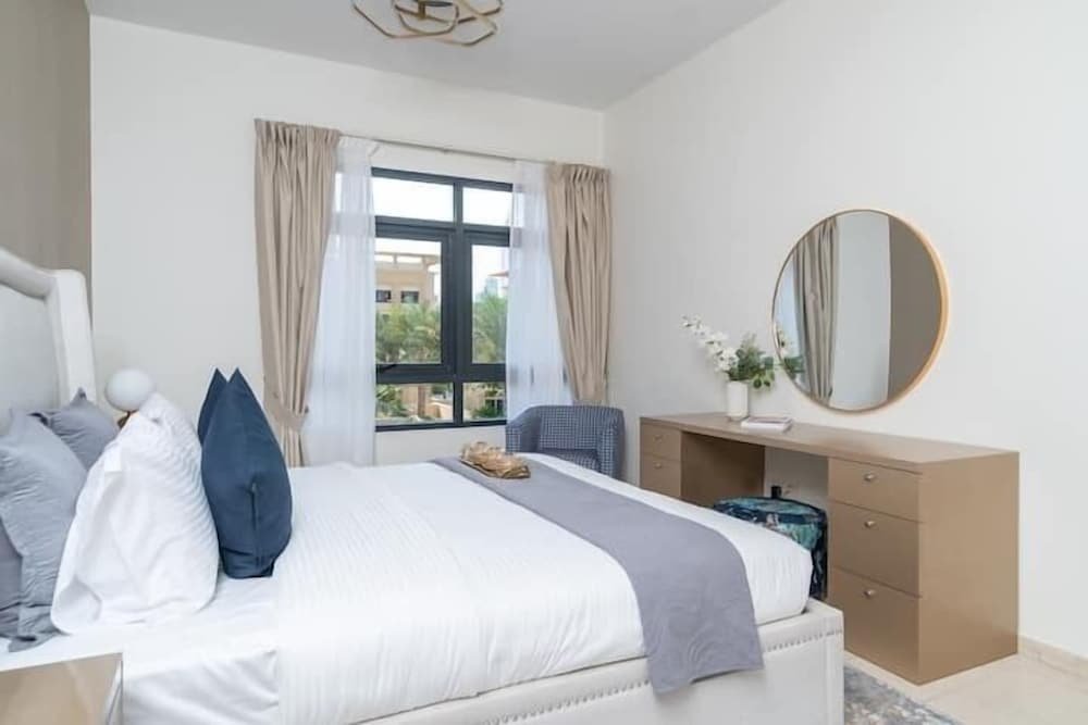 Дубай: Vogue - Spacious 3BHK Greens & Views