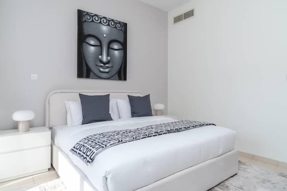Дубай: Vogue - Spacious 3BHK Greens & Views