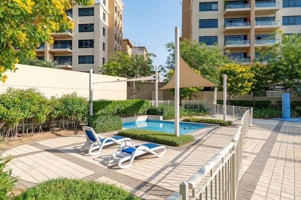 Дубай: Vogue - Spacious 3BHK Greens & Views