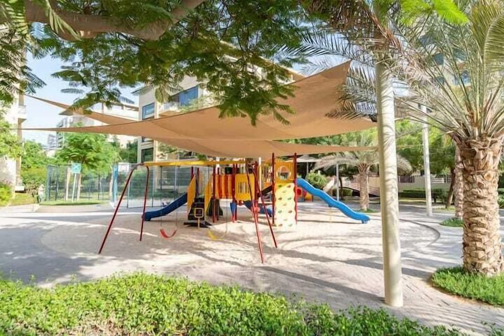 Дубай: Vogue - Spacious 3BHK Greens & Views