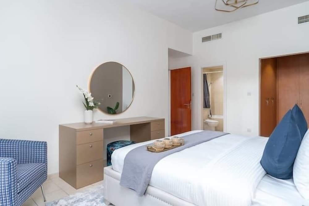 Дубай: Vogue - Spacious 3BHK Greens & Views