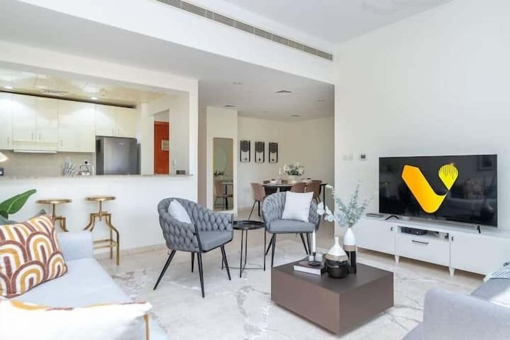 Дубай: Vogue - Spacious 3BHK Greens & Views