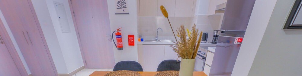 Абу-Даби: Waters Edge Apartment 634