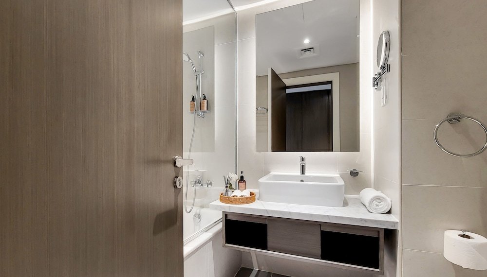 Дубай: Manzil - 1BR in Business Bay w Burj & Canal Views