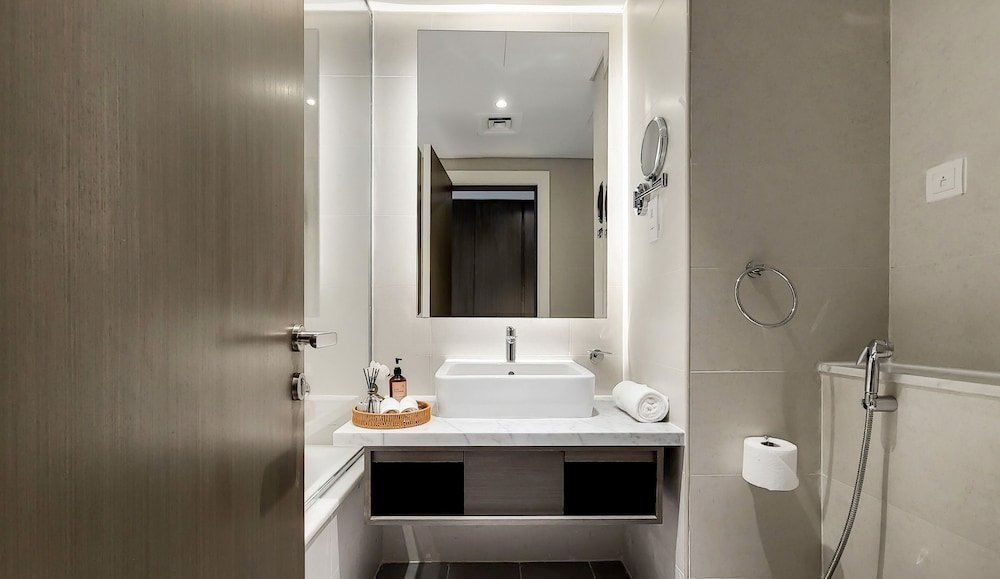 Дубай: Manzil - 1BR in Business Bay w Burj & Canal Views