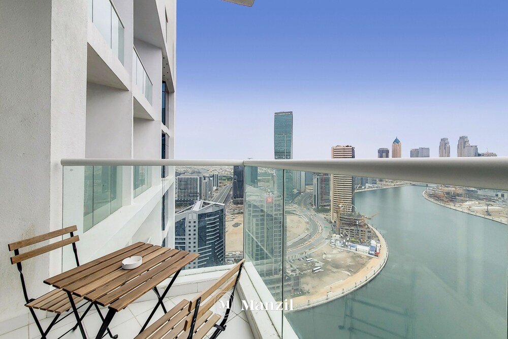 Дубай: Manzil - 1BR in Business Bay w Burj & Canal Views