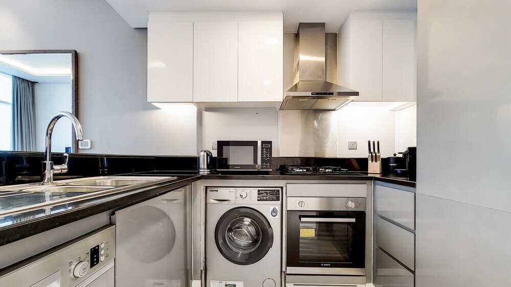 Дубай: Manzil - 1BR in Business Bay w Burj & Canal Views