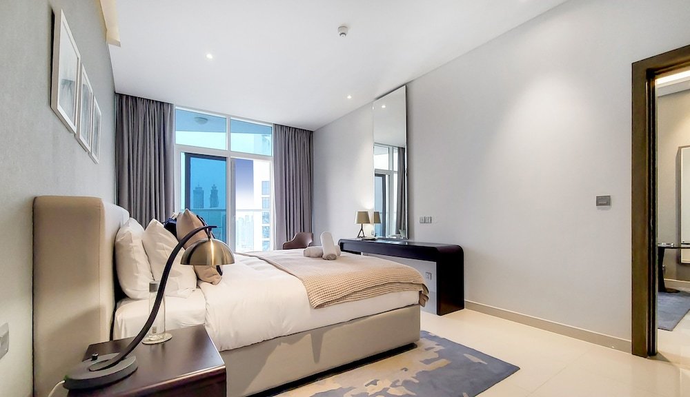 Дубай: Manzil - 1BR in Business Bay w Burj & Canal Views