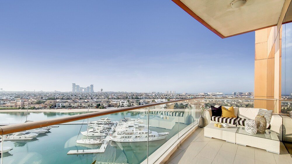 Дубай: Manzil - Splendid 3BR in Palm w Pvt Beach Access