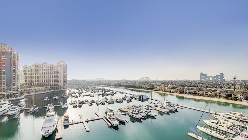 Дубай: Manzil - Splendid 3BR in Palm w Pvt Beach Access