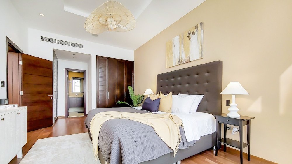 Дубай: Manzil - Splendid 3BR in Palm w Pvt Beach Access