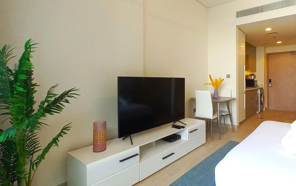 Дубай: Greek View Studio Farhad Azizi Residence Al Jaddaf