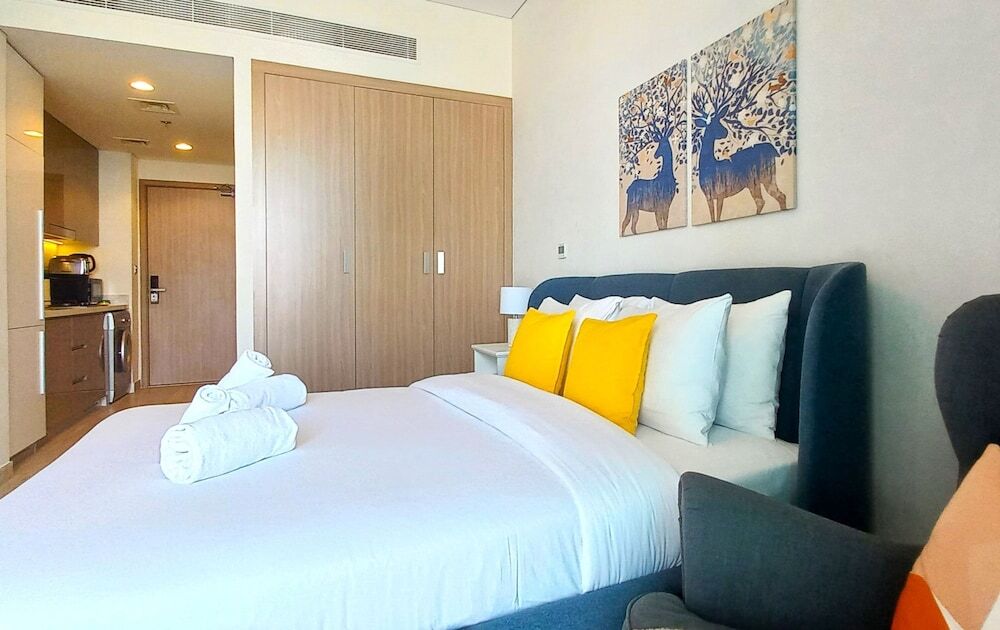 Дубай: Greek View Studio Farhad Azizi Residence Al Jaddaf
