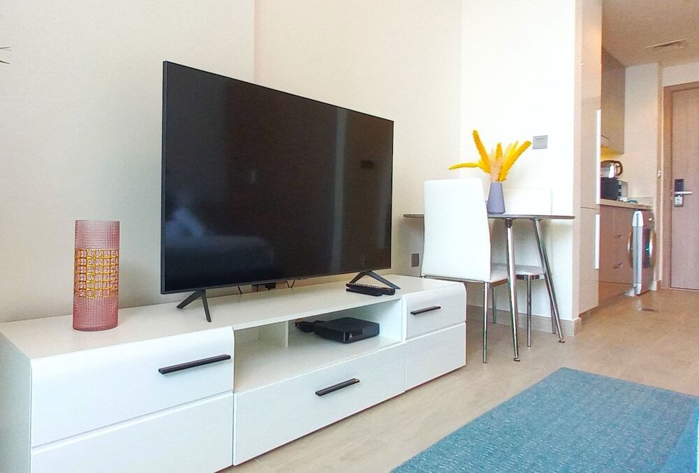 Дубай: Greek View Studio Farhad Azizi Residence Al Jaddaf