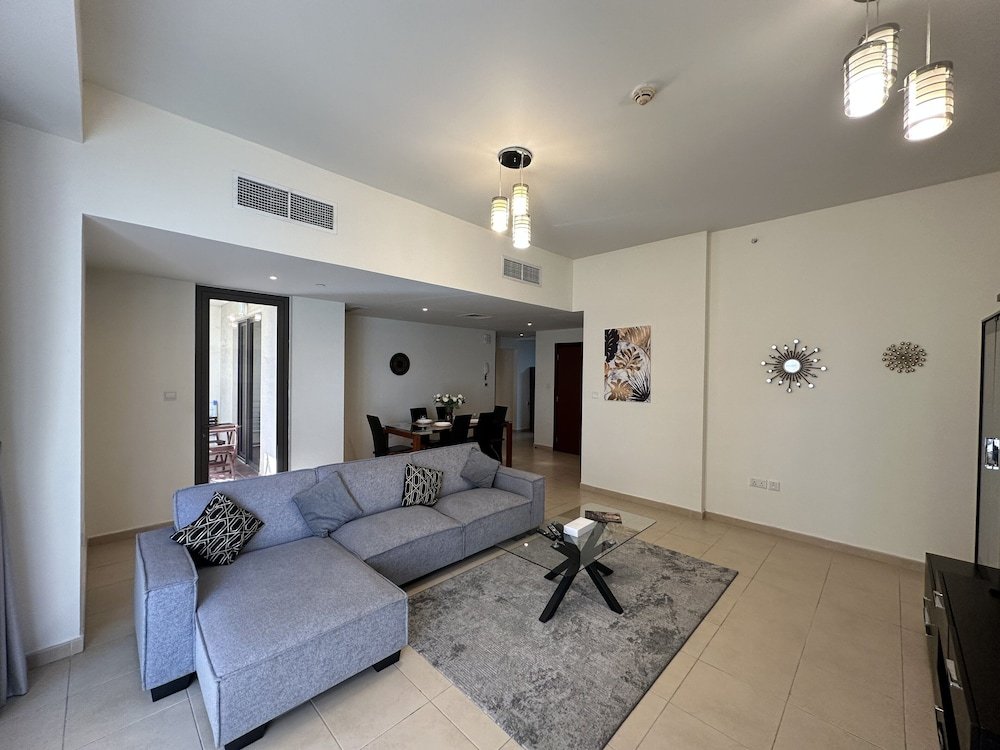Дубай: Manzil - Cozy 2BR Apt in JBR with Sea Views