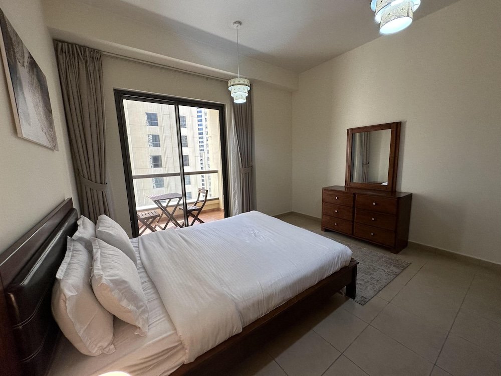 Дубай: Manzil - Cozy 2BR Apt in JBR with Sea Views