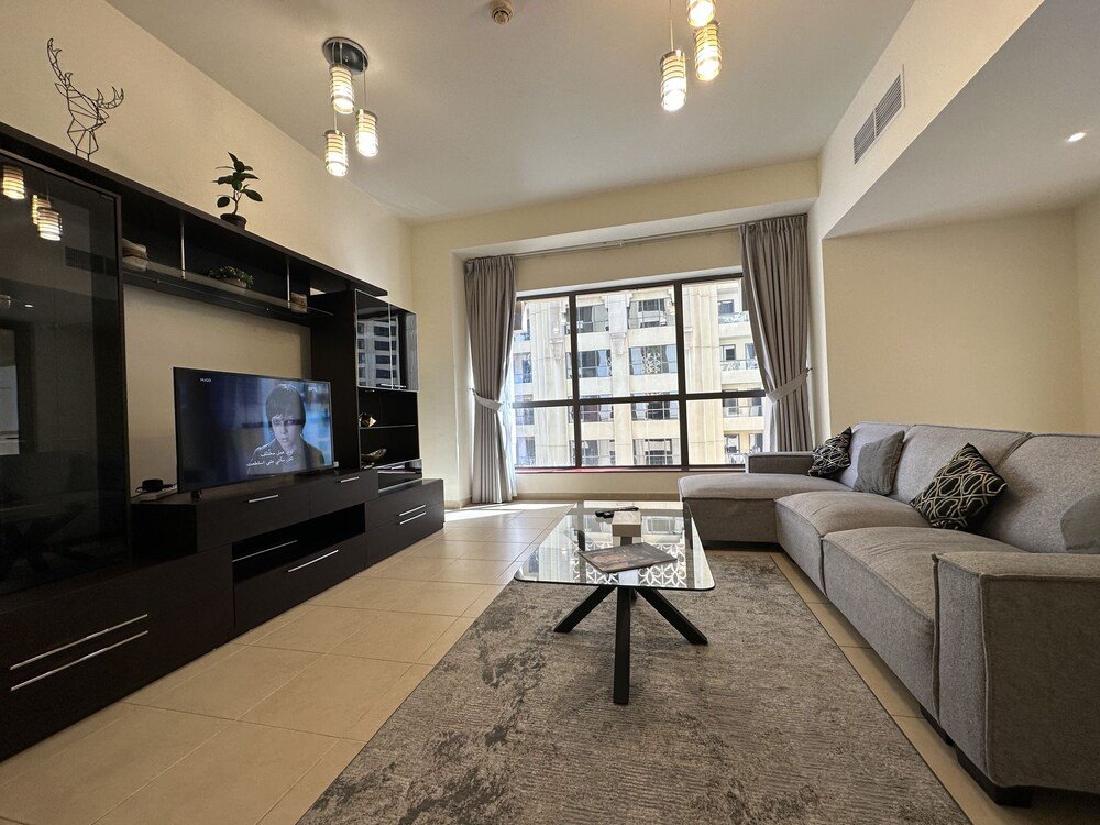 Дубай: Manzil - Cozy 2BR Apt in JBR with Sea Views
