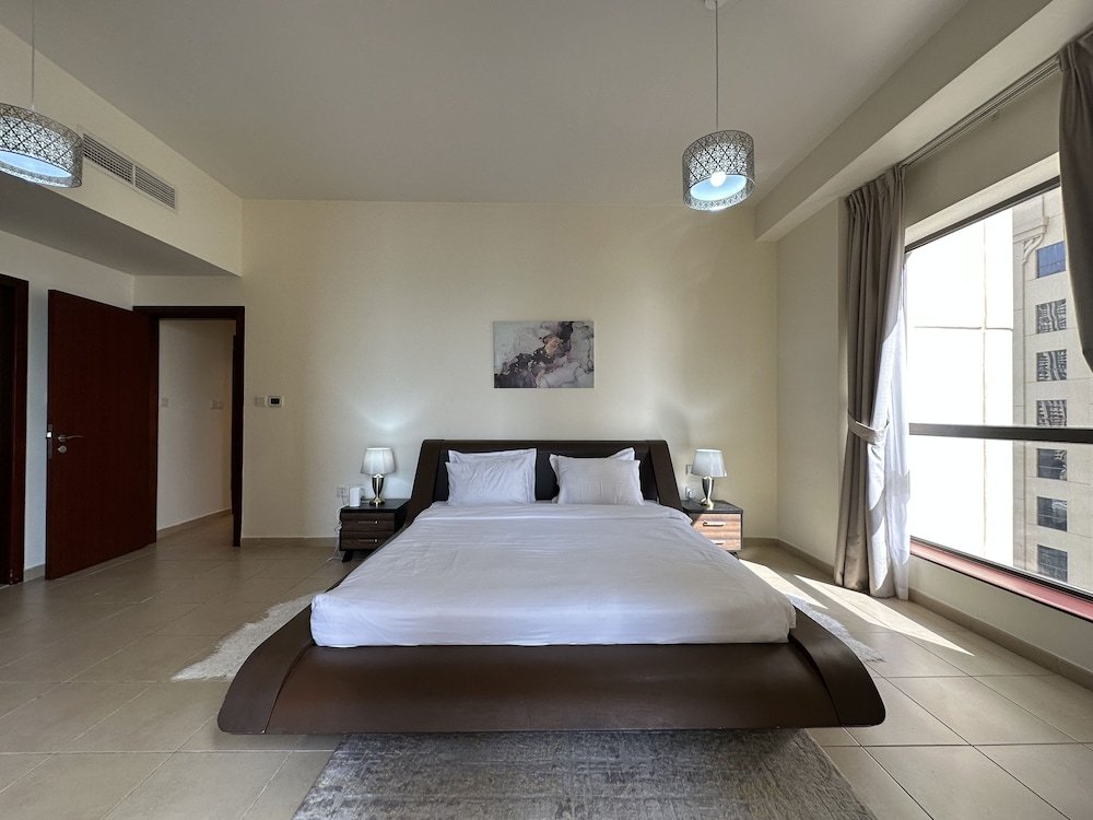 Дубай: Manzil - Cozy 2BR Apt in JBR with Sea Views