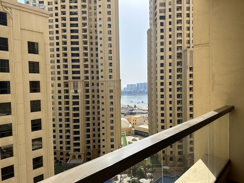 Дубай: Manzil - Cozy 2BR Apt in JBR with Sea Views