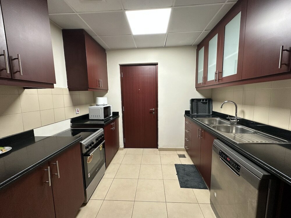 Дубай: Manzil - Cozy 2BR Apt in JBR with Sea Views